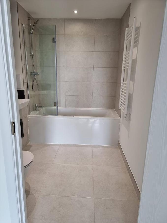 Shared-luxury Next To Heathrow Londres